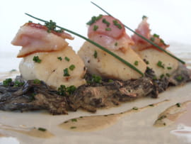 Saint-Jacques poêlées avec trompettes et lard fumé